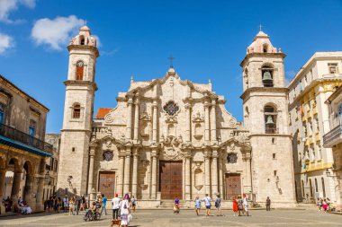Katedral meydanı ile Katolik Kilisesi ve çan kuleleri, tarihi merkezi eski Havana, Küba