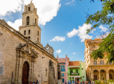 San Francisco katedral çan kulesi ve eski binalar, Merkezi eski Havana, Küba ile kare