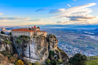 Dağlar ve şehir manzara arka planda, meteorlar, Tırhala, Thessaly, Yunanistan ile büyük kaya üzerinde bulunan Agios Stefanos veya Saint Stephen Manastırı