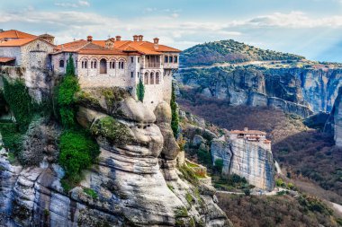 Varlaam Manastırı büyük rock ve Roussanou üzerinde bulunan Kadınlar Manastırı aşağıda arka planda, Kalabaka, meteorlar, Tırhala, Thessaly, Yunanistan
