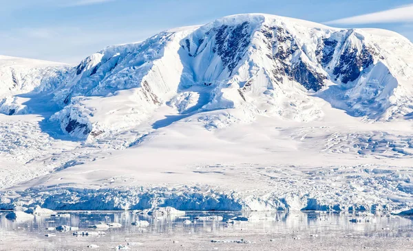 Montanha Antártica Coberta Com Geleira Neve Águas Com Icebergs Baía — Fotografia de Stock