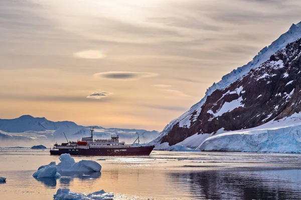 Nave Crociera Antartica Turistica Tra Gli Iceberg Con Ghiacciaio Sullo — Foto Stock