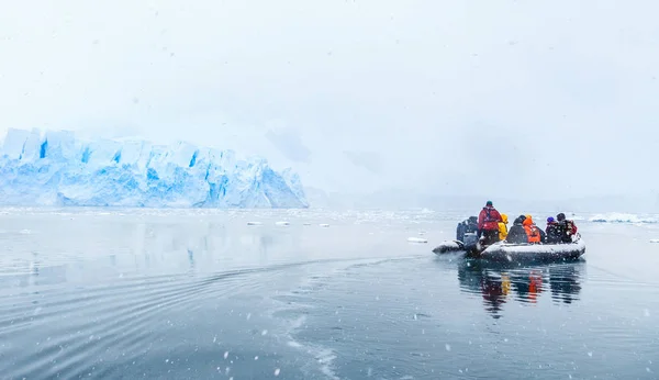 Neve Cair Sobre Barco Motor Com Turistas Congelados Deriva Através — Fotografia de Stock