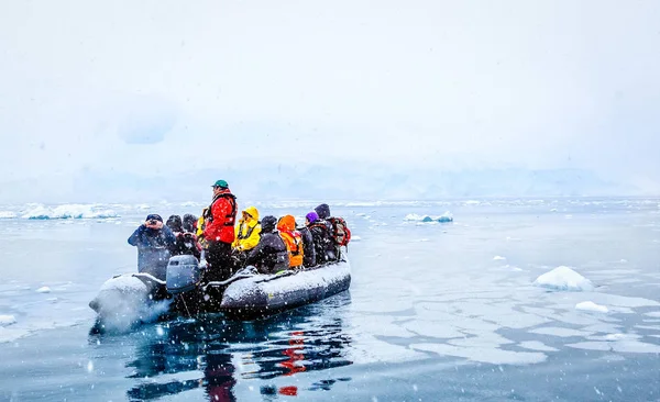 Χιονόπτωση Πέρα Από Σκάφος Κατεψυγμένα Τουρίστες Παρασύρονται Μεταξύ Παγόβουνα Κοντά — Φωτογραφία Αρχείου