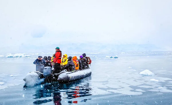 Chute Neige Sur Bateau Avec Des Touristes Gelés Dérivant Parmi — Photo