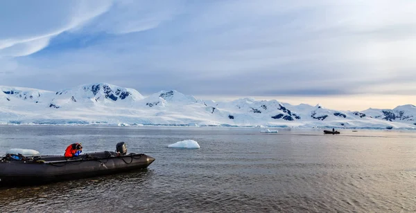 Зодіаків Човна Neco Бей Антарктида Фіорд Сніг — стокове фото