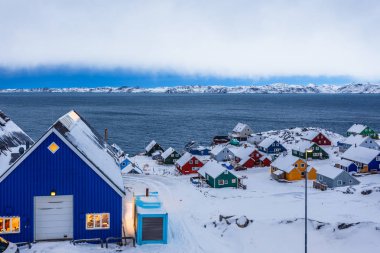 Renkli Inuit kulübe kayalar ve kar kutup sermaye Nuuk, Greenland88, bir banliyösünde fiyort, arasında