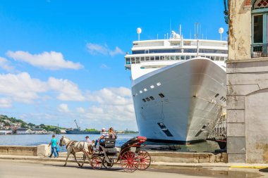 Sokak ve at köşede yerleştirilmiş büyük yolcu gemisi