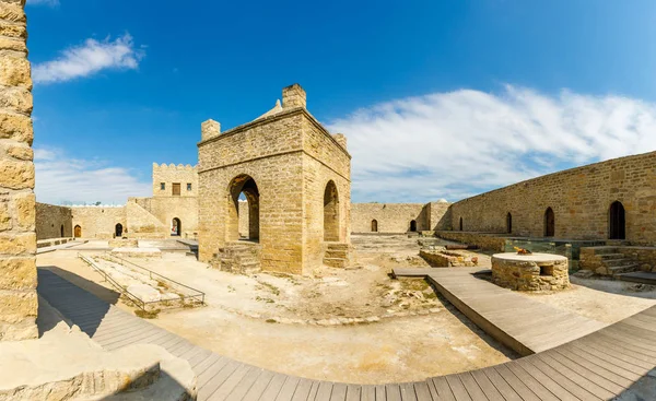Inner yard of ancient stone temple of Atashgah, Zoroastrian plac — Stock Photo, Image