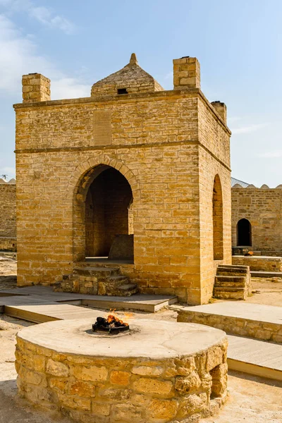 Древний каменный храм Аташги, Зороастрийское место огненных червей — стоковое фото