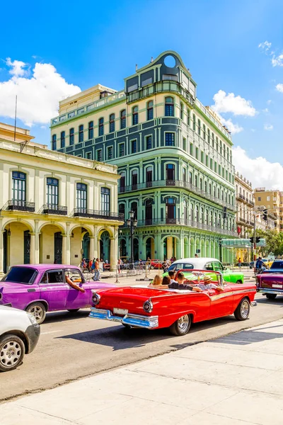 Viejos edificios coloniales al otro lado de la calle con la conducción retro ca rojo — Foto de Stock
