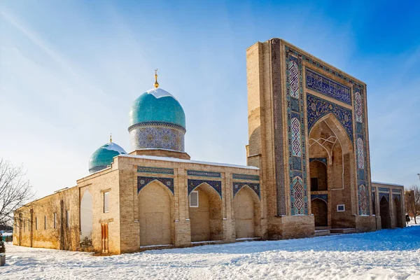 Decorated entrance and two domes of Hazrati Imam complex, religi — Stock Photo, Image