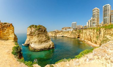 Raouche veya güvercinler deniz ve Ciry merkezi ile Panorama kayalar