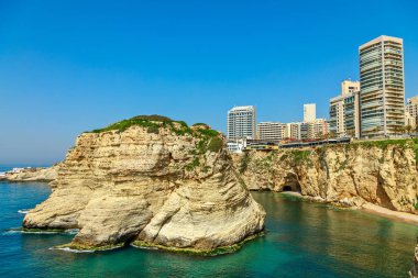 Raouche veya güvercinler deniz ve şehir binaları ile kayalar 