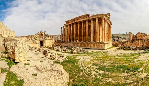 Eski Roma Tapınağı Bacchus çevresindeki kalıntıları ile ancien