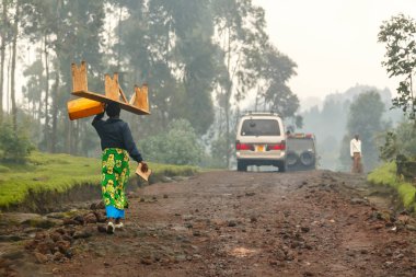 Renkli geleneksel bez walikung ve taşıyorsun içinde Ruanda kadın
