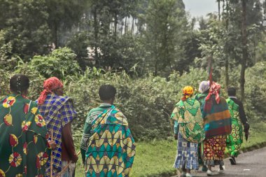 Kırsal Ruanda kadın grup renkli Traditionals elbise WA