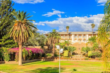 Sarı saray binası ile Park ve Bahçe yüksek p arkasında gizli