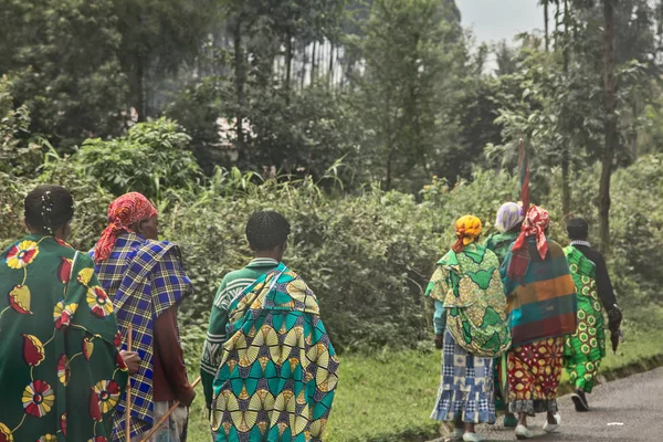Grupo de mulheres rurais ruandesas em roupas tradicionais coloridas wa — Fotografia de Stock