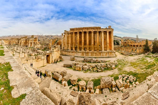Çevredeki kalıntılar ile Bacchus Panoraması antik Roma Tapınağı 