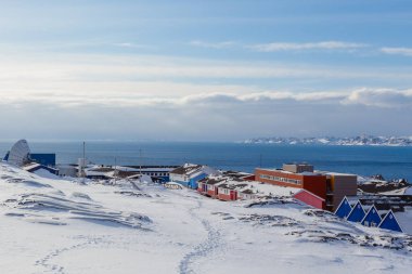 Nuuk şehrinin fiyortlarında karla kaplı İnuit köy evleri, 