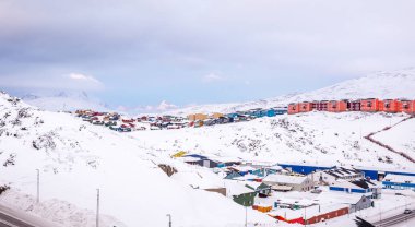 Backgr dağlar ile Nuuk şehrin Renkli Inuit evler