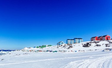 Backgr dağlar ile Nuuk şehrin Renkli Inuit evler