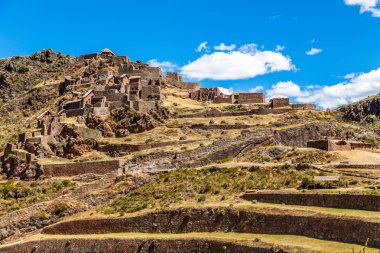 Dağda terasları ile antik İnka kalesi kalıntıları, Pi