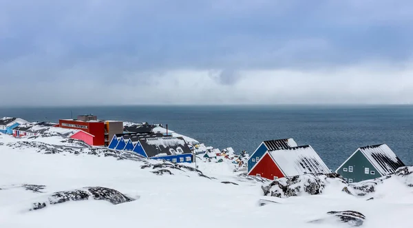 Inuit Dorpshuizen bedekt met sneeuw aan de fjord van Nuuk City, — Stockfoto