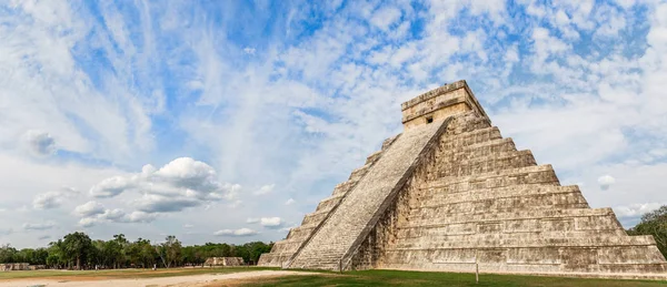 Templo de Kukulcan ou o Castelo, o centro do Chichen Itza — Fotografia de Stock