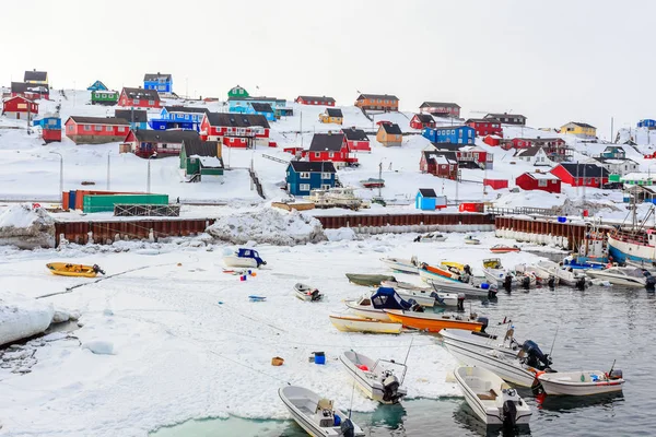 Obszar portowy z motorówek i kolorowych domów Inuit w backgro — Zdjęcie stockowe