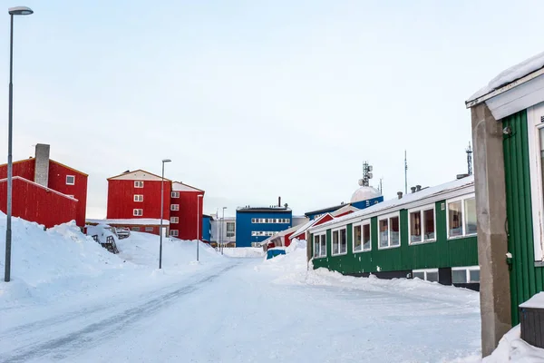 Calle Groenlandesa cubierta de nieve con edificios coloridos, Nuuk — Foto de Stock