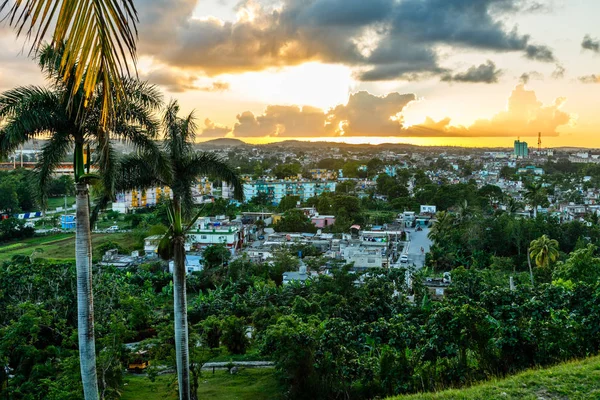 Kubańskie miasto zachód słońca Panorama z palmami to pierwszy plan, Santa C — Zdjęcie stockowe