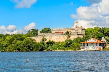 Jagua kale ağaçlar ve balıkçı tekneleri ile duvarlar müstahkem
