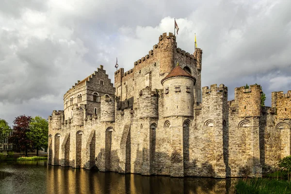 Opevněné zdi a věže středověkého hradu Gravensteen s m — Stock fotografie