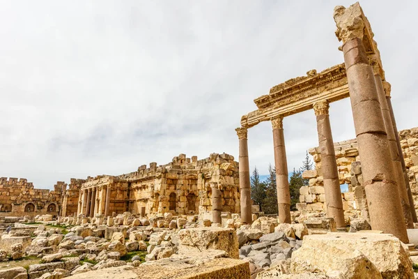 Anciens murs en ruine et colonnes de la Grande Cour de Jupiter templ — Photo