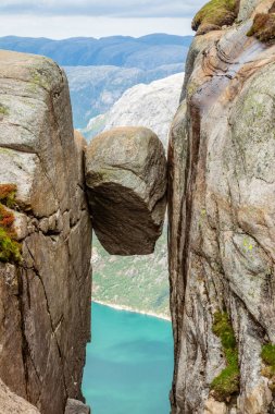 Kjeragbolten, taş fiyort ile iki kaya arasında sıkışmış th