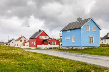 Andenes v yol boyunca mavi, kırmızı ve beyaz Norveç evleri