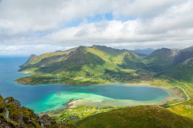 Kleppstadheia dağının tepesinden koya bak, Austvago