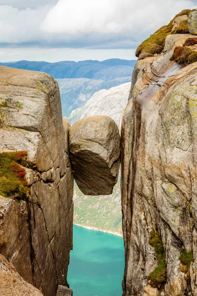 Kjeragbolten, de steen vast tussen twee rotsen met fjord in th — Stockfoto