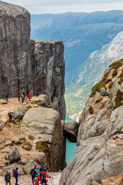 Kjeragbolten, iki r arasında sıkışmış taş üstten görünümü — Stok fotoğraf