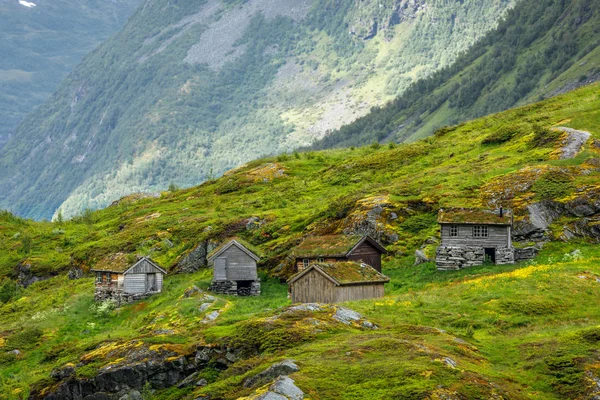Aldeia de montanha norueguesa com casas de telhado de relva tradicionais, Ge — Fotografia de Stock