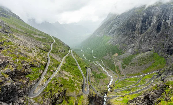 Path of trolles, the curved road across mountain, Trollstigen, R — Stock Photo, Image