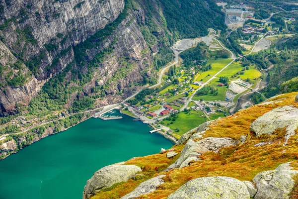 Vista desde el sendero Kjerag a Lyseboth pueblo noruego situado — Foto de Stock