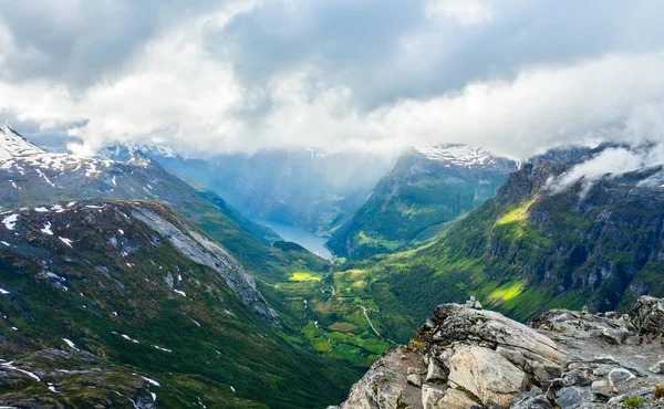 Uitzicht op de Geiranger fjord met groene vallei omringd door moun — Stockfoto