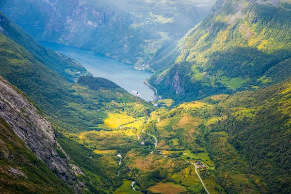 Kilátás a Geiranger fjordra, zöld völgyvel körülvéve, Moun — Stock Fotó
