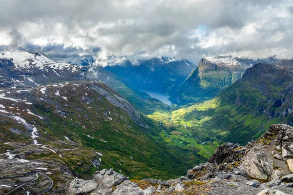 Uitzicht op de Geiranger fjord met groene vallei omringd door moun — Stockfoto