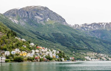 Sorfjord, O tepesinde renkli Norveç konut evleri