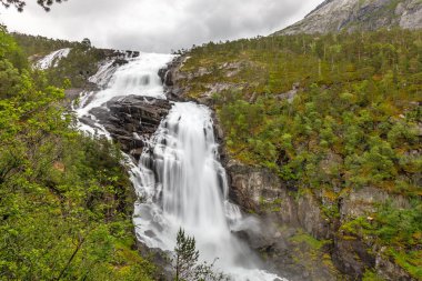 Husedalen vadisinde Nyastolfossen şelale güçlü akarsu, Ki
