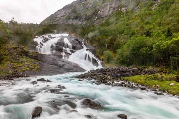Tveitafossen cascada poderosos arroyos en el valle de Husedalen, Kin — Foto de Stock